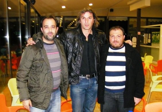    Ο Γιάννης Καλλιτζάκης με τους Βαλάντη Χόμπη και Γιώργο Σταρά